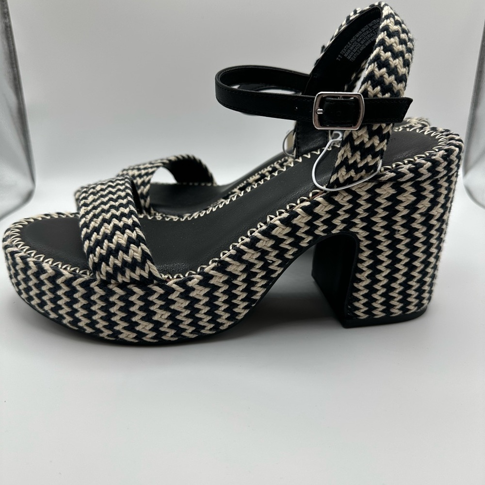 Universal Thread Black and Cream Platform Sandals - Picture 4 of 8